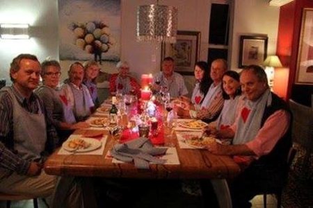  ‘n Gesellige oomblik aan ‘n Valentynstafel wat deur Dawie en Vera Swart ten bate van BARC gereël is